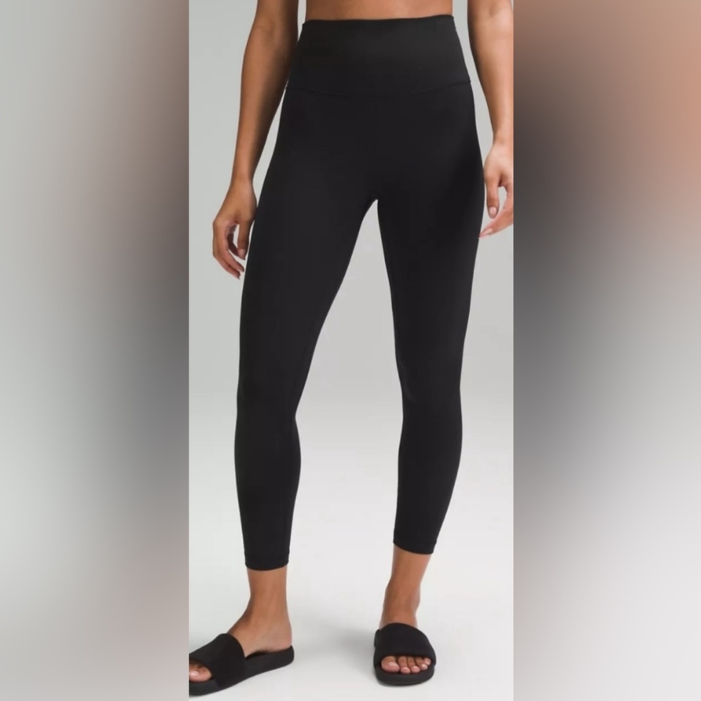 Lululemon Activewear Ankle leggings Sz  6 black With Printed Design
